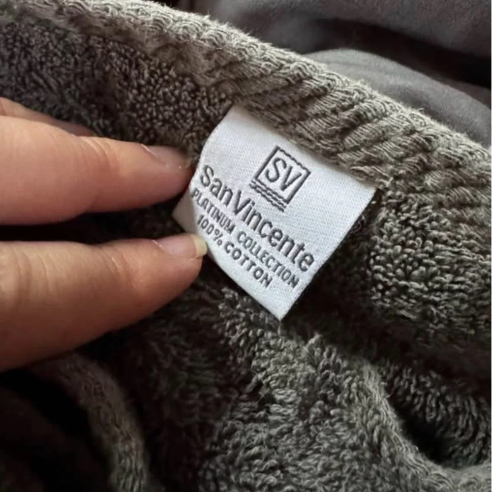 2 grey towels and 4 washcloths
